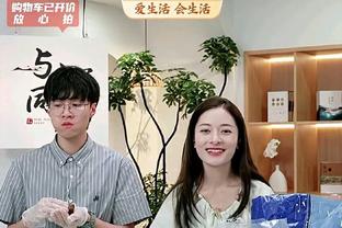 曼联&森林名宿杰夫-怀特福特现场观战，似乎在看台睡着了？